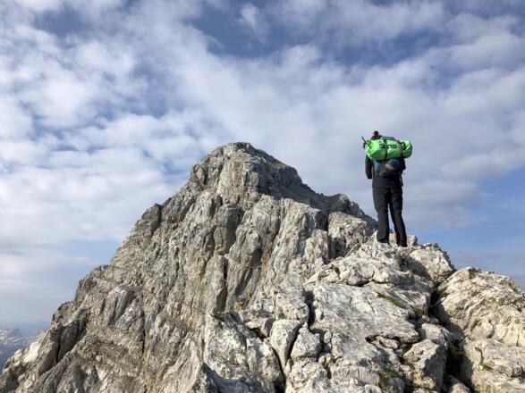 Ein ausgesetzter Gratabschnitt unterhalb der Südspitze.