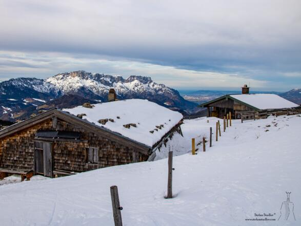Ecker Alm mit dem beleuchteten Untersberg im Hintergrund.