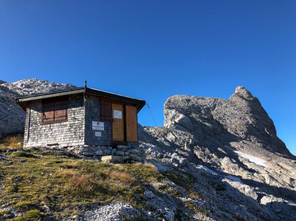 Die Biwakschachtel unterhalb des Wildalmkirchls