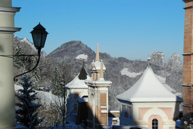 Vor der Wallfahrtskirche Bad Dürrnberg