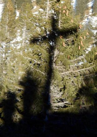 Schatten des Predigtstuhl-Gipfelkreuzes