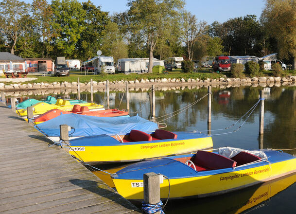 Boote des Bootsverleihs Chiemgau Camping.