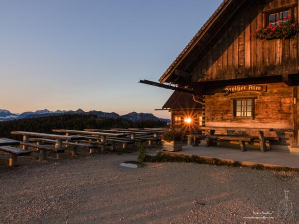 Die Almhütte im Morgenrot.