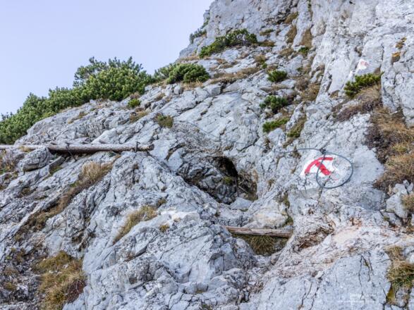 Es sind einige leichte Kletterstellen mit Drahtseilen versichert.