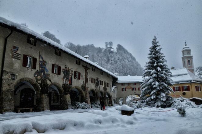 AUf dem Schlosplatz | Emmaus Weg