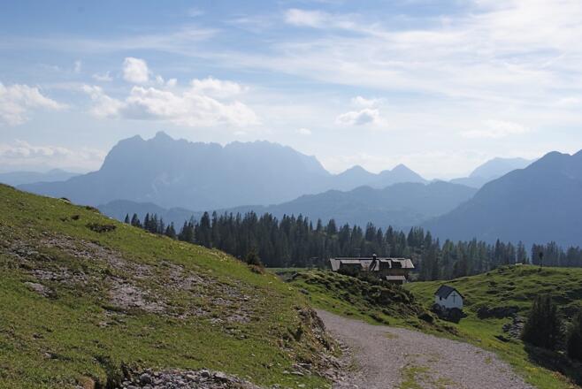 Straubinger Haus mit Wildem Kaiser vom Weg zur Hochtrittalm