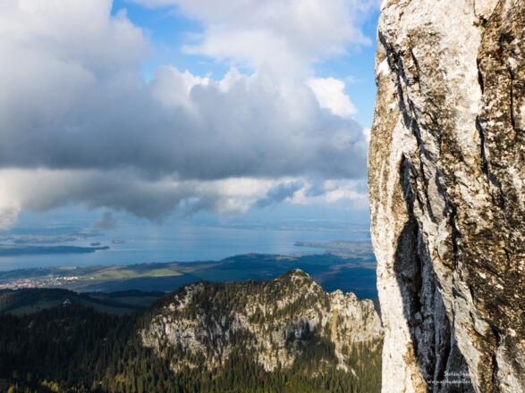 Senkrechte Felsen und der Chiemsee bestimmen das Landschaftsbild.