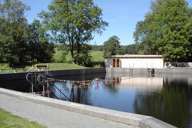 Naturmoorschwimmbad in Aschau.