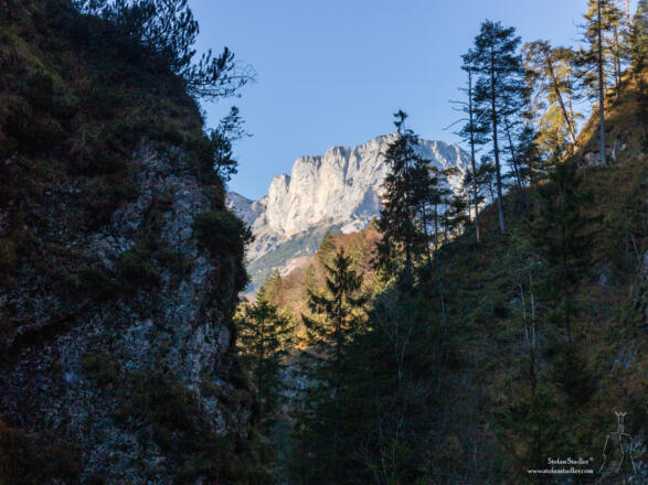 Letzter Blick zurück durch die Almbachschlucht auf den Untersberg.