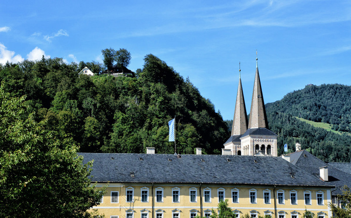 Die Türme der Stiftskirche ragen hinter dem Königlichen Schloss empor