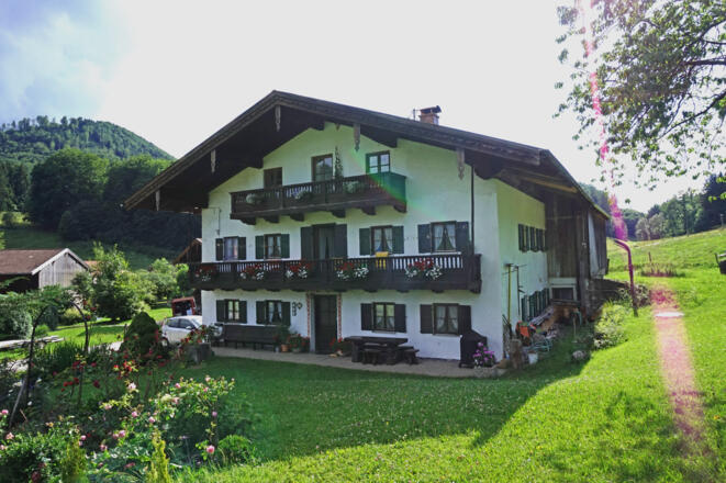 Hausansicht mit Garten