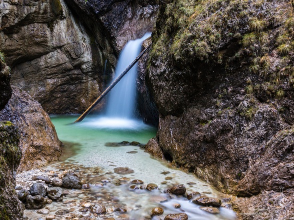Glasklares Wasser in der Almbachklamm.