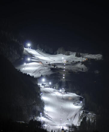 Talfahrt im Skigebiet Oberaudorf bei Nacht