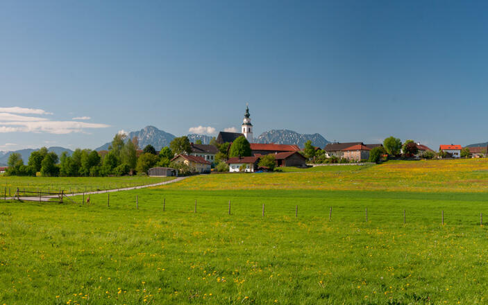 Weildorf vor dem Hochstaufen-Massiv
