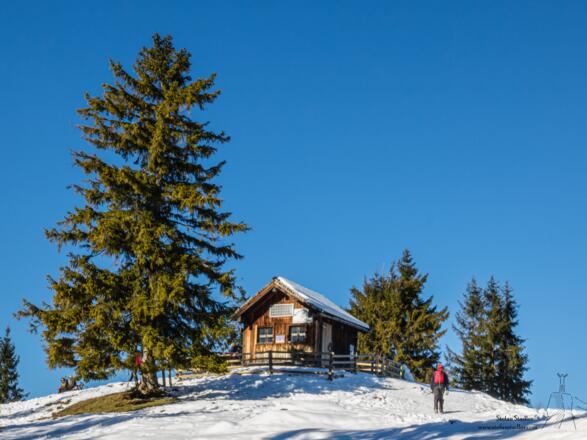 Der Gipfel des Toten Mann mit der Bezoldhütte.