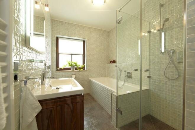 Bad mit Wanne &amp; Dusche