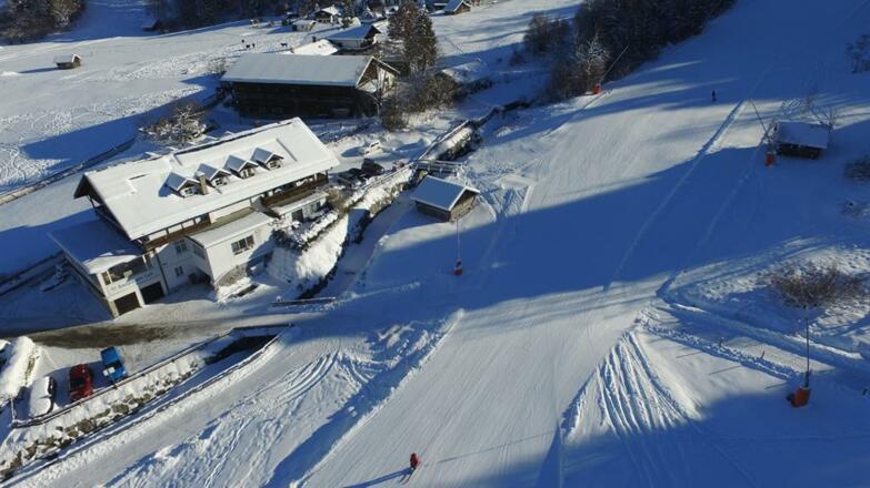 Blick auf Hotel und Skipiste1