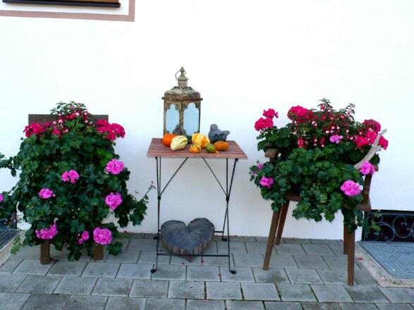 Blumendekoration am Hauseingang