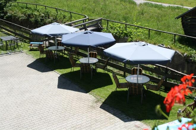 Bestuhlung am Bach 2