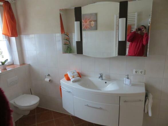 Das Bad mit großzügigem Waschbecken