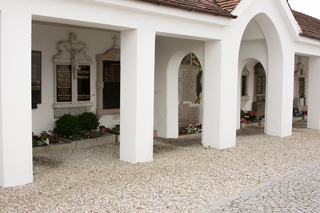 Friedhof an der Kirche Taching