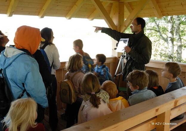 Schulklasse horcht im Turm gespannt den Schilderungen ihres Lehrers.