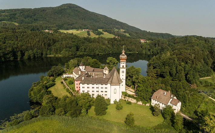 Höglwörther See und Kloster von oben
