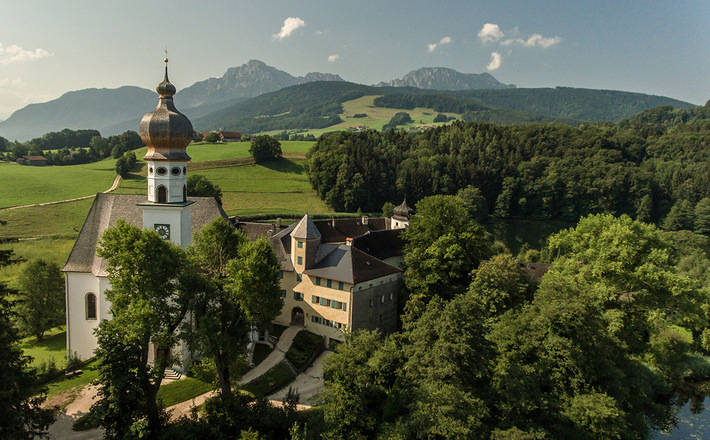 Das ehemalige Kloster Höglwörth, im Hintergrund das Hochstaufen Massiv