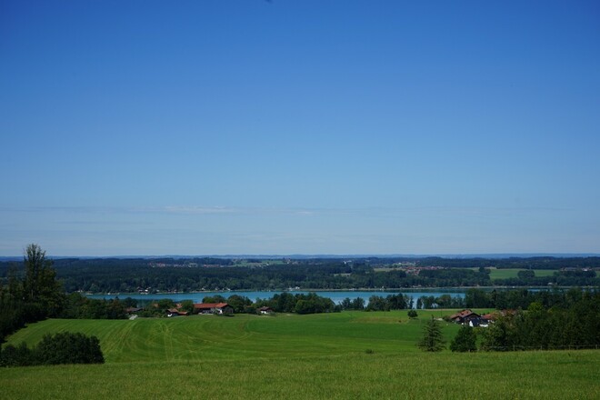 Blick von Bergham auf den Simssee