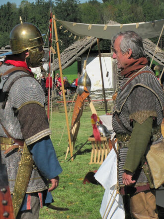 Zwei Römer beim Bedaiusfamilienfest im Keltengehöft Stöffling