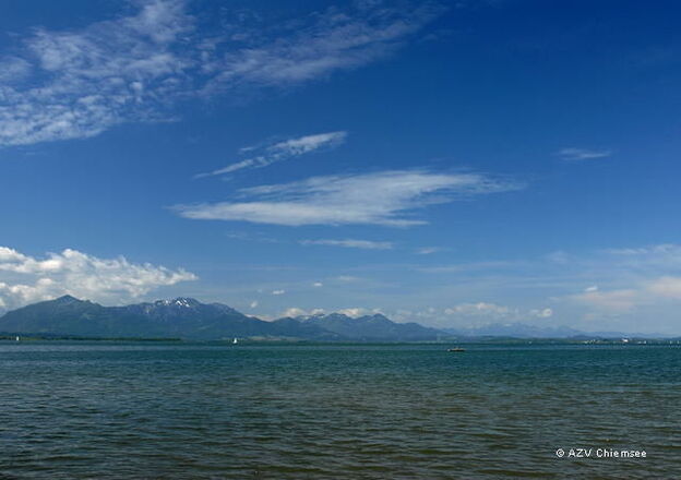 Traumhafter Seeblick mit Bergkette im Hintergrund.