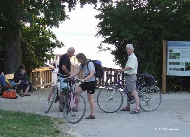Radfahrer machen Halt am Beobachtungsturm.