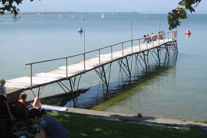 Badesteg des Strandbades Chieming am Chiemsee.