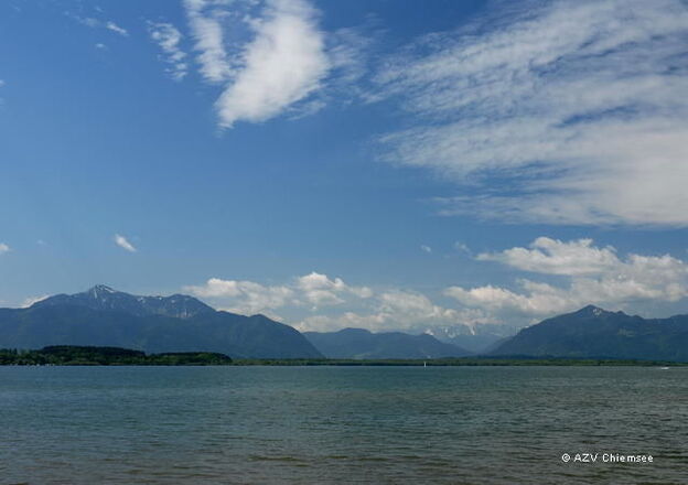 Blick auf den Chiemsee mit gegenüber liegender Bergkette.