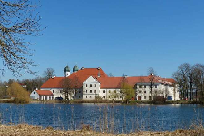 Blick zum Kloster Seeon