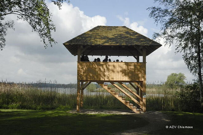 Blick auf den Beobachtungsturm im Kurpark Seebruck.