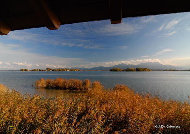 Herbstlicher Ausblick auf die Inseln des Chiemsees vom Turm.