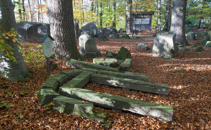 Findlings-Anlage in einem Eichenhain