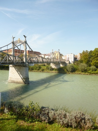 Die Salzachbrücke verbindet Oberndorf mit Laufen in Oberbayern.