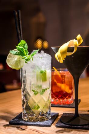 Cocktails an der Bar neun10