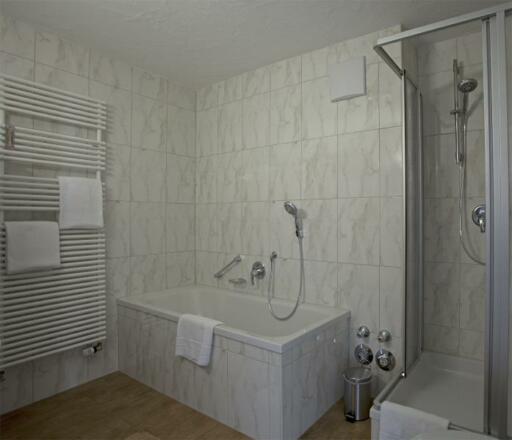 Bad mit Dusche &amp; Wanne