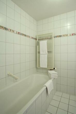 Badewanne mit Duschvorrichtunge