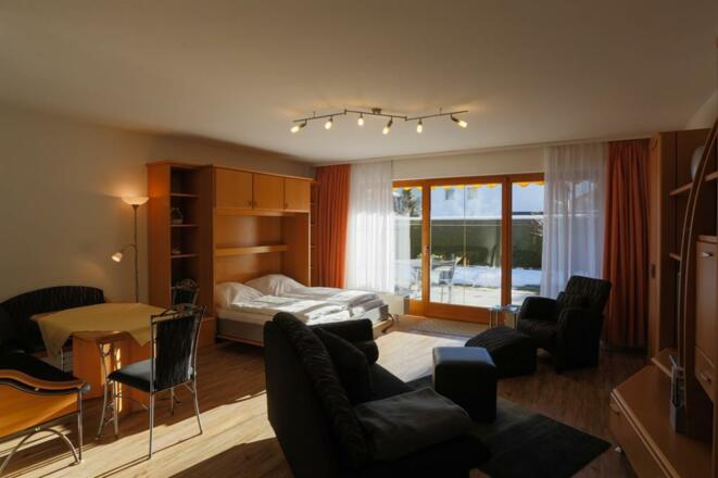 Wohnzimmer mit Schrankbetten