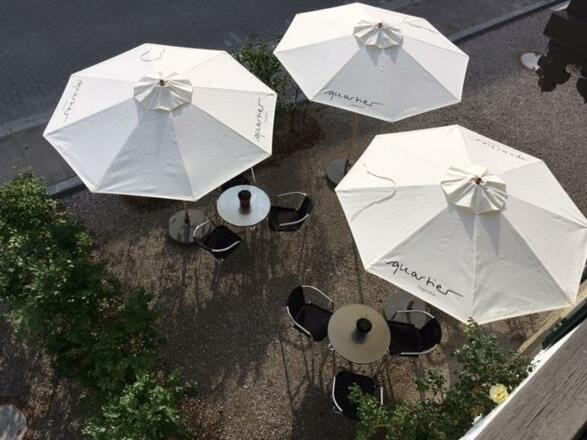 Terrasse vor dem quartier