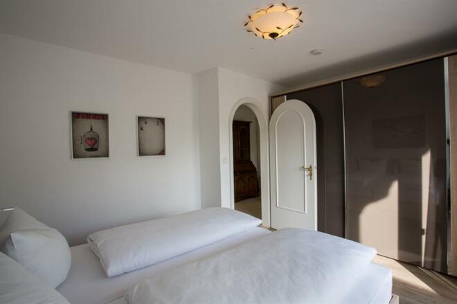 Schlafzimmer mit Schrank