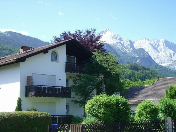 Haus und Blick zum Zugspitzmassiv