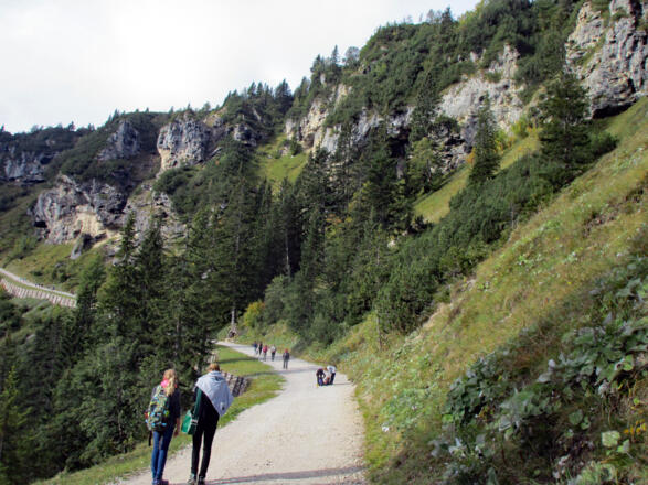 Der Weg entlang der Längenfeld-Breccie zur Hochalm