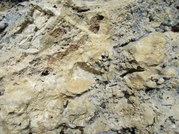 Verschieden große Bestandteile der Breccie