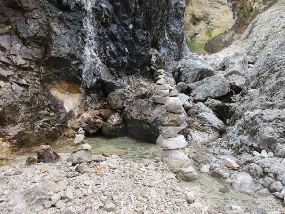 Der Partnachursprung, die Quelle der Partnach, mit den inzwischen in den Bergen allgegenwärtigen &quot;Steinmandln&quot;
