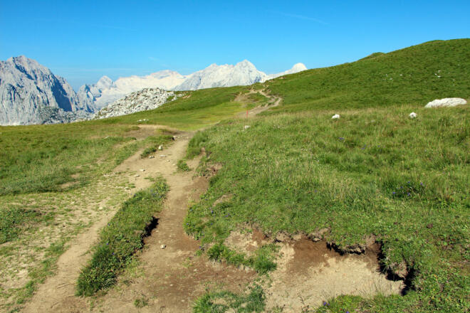 Grüne Wiesen trotzen der sonst kargen Kalksteinlandschaft 